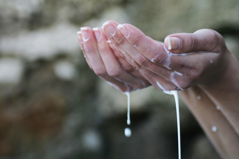 1547287738582462 milk hands