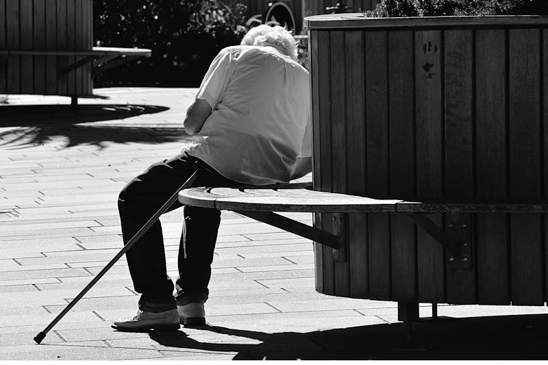 1573211814790665 adult bench black and white 320442