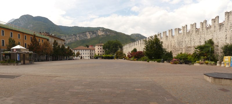 1605115978543094 trento piazza fiera vuota