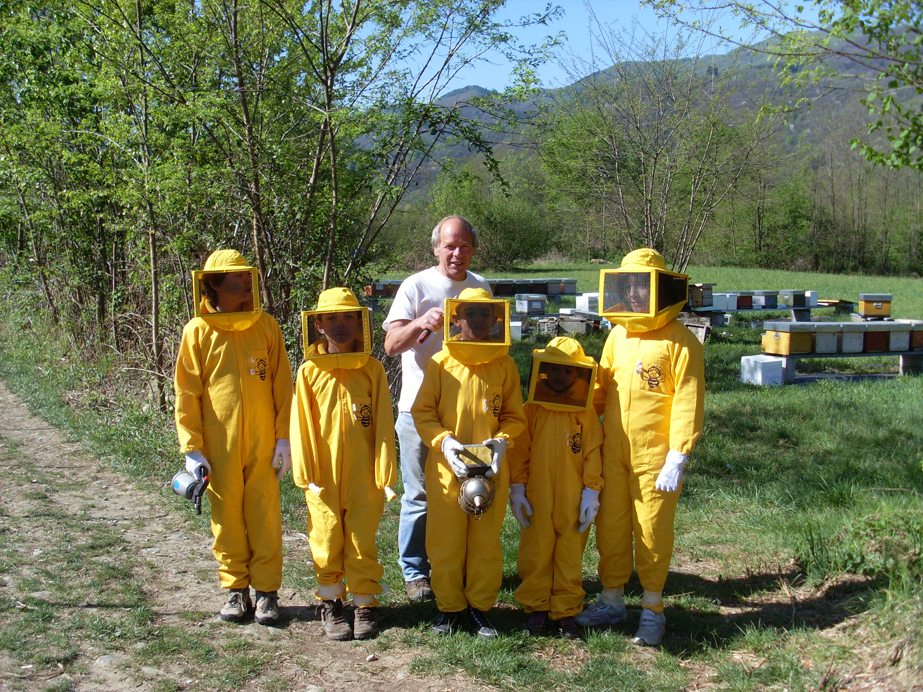 Donna apicoltore, sorriso e sicurezza in fattoria con tuta da